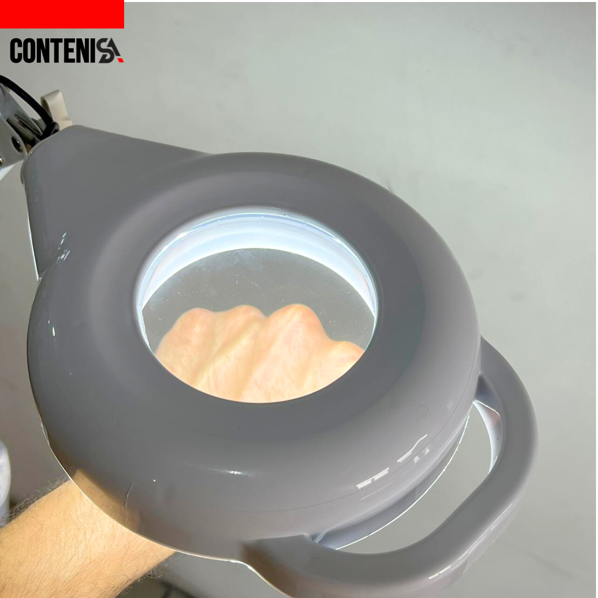 Lámpara LED con lupa